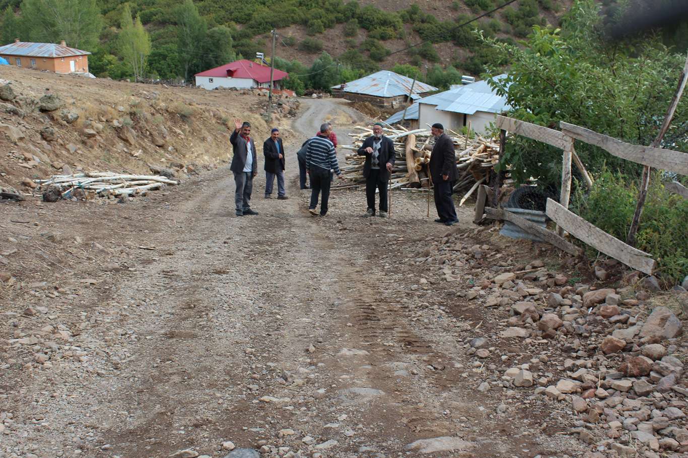 Okul, internet ve yol sıkıntısı çeken köy halkı yetkililerden hizmet bekliyor